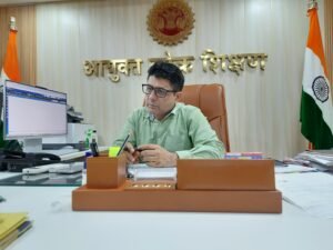 IAS officer taking E attendance, आईएएस ऑफिसर अभिषेक सिंह, Abhishek Singh IAS officer, IAS officer, 2009 cadre IAS officer, DPI commissioner Abhishek Singh, 