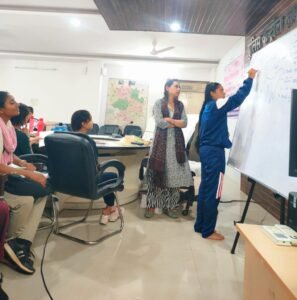 Classes are being conducted in the police control room of Vidisha.